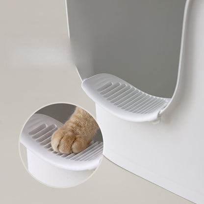 Tilted 12 mm grate step catches litter from paws
