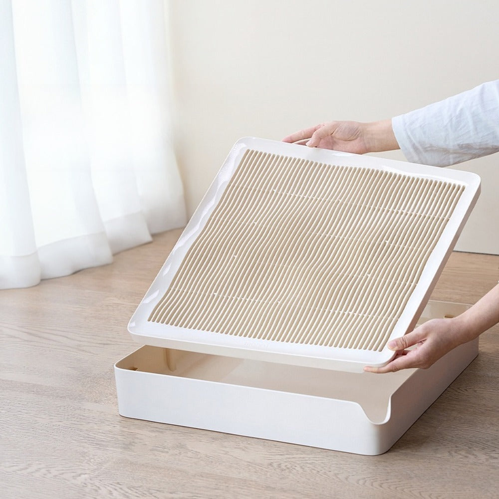 Diagonal finger grooves lift the grate off the tray