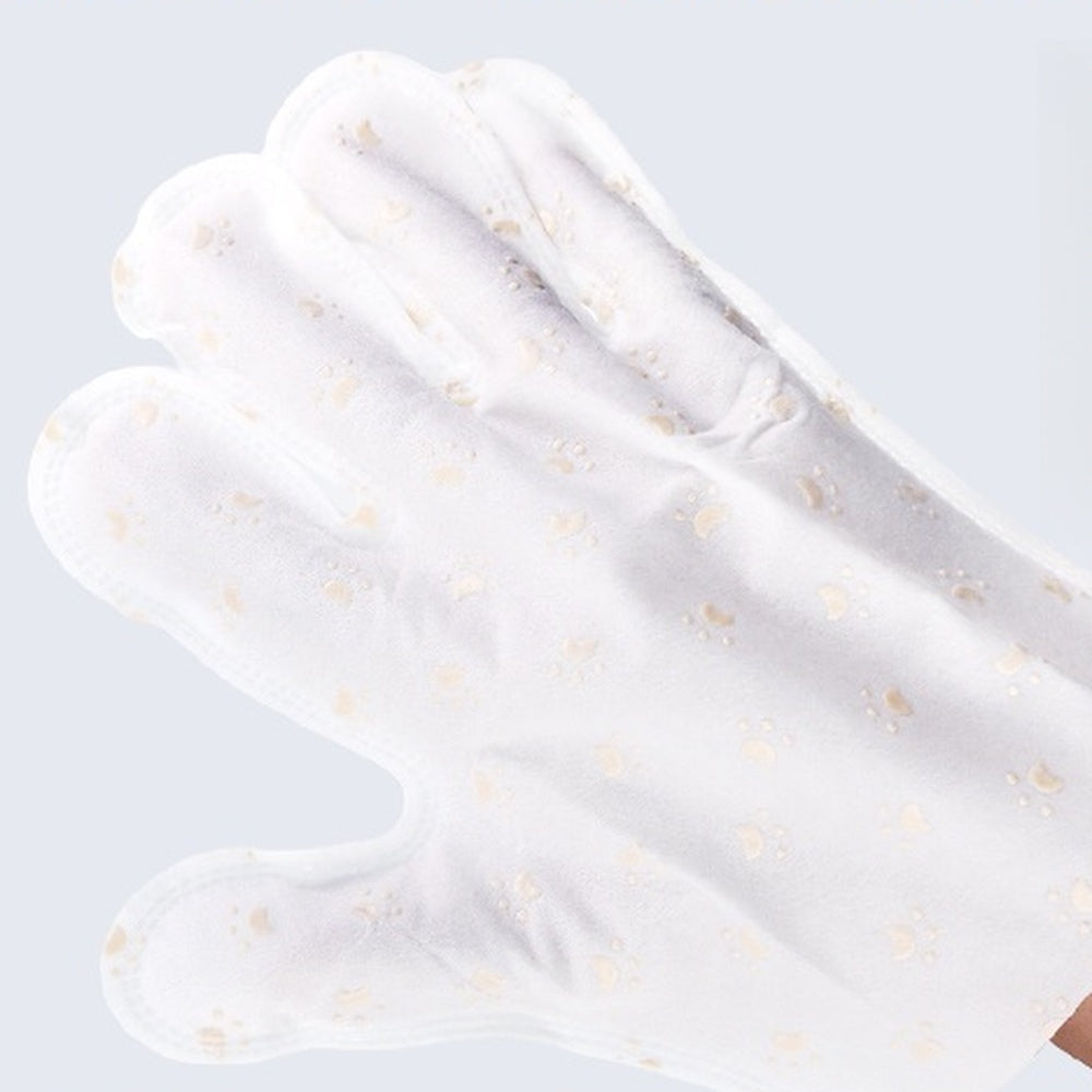 Close-up of the five-finger pet bath glove
